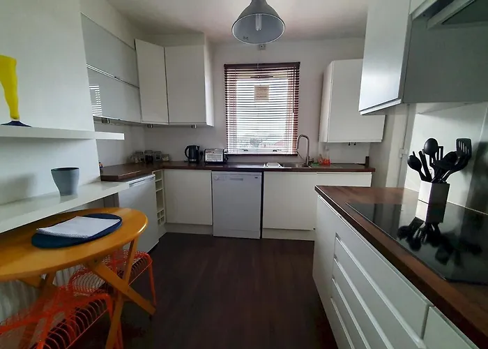 2 Bedroom, Free Parking & Netflix Near Hospitals